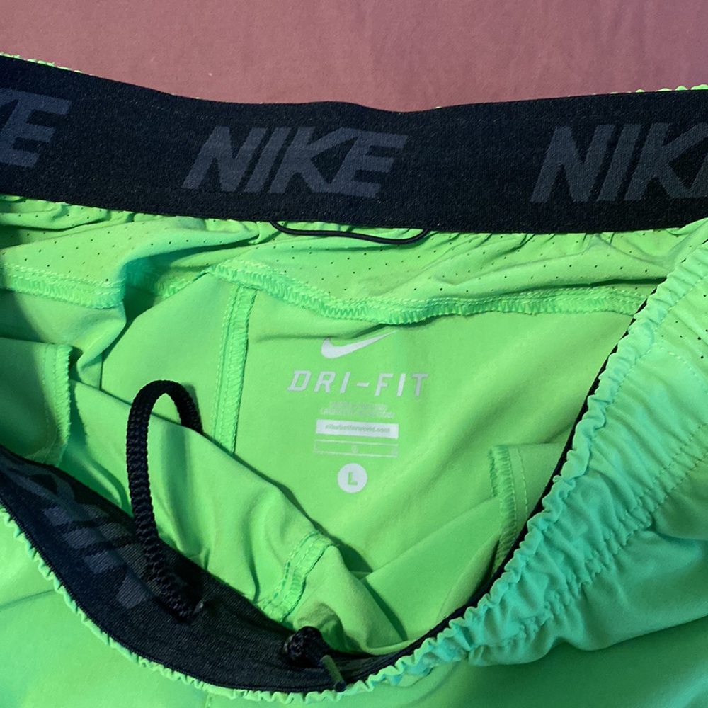 ♥️SOLD!!♥️ Mens lime green Nike shorts drifit with pockets size large - Picture 4 of 6